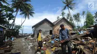 Warga mencari sisa harta benda usai tsunami menerjang Kampung Sumur, Ujung Kulon, Banten, Selasa (24/12). Situasi Kampung Sumur saat tsunami benar-benar panik dan mencekam. (Merdeka.com/Arie Basuki)
