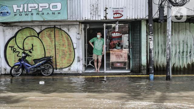 FOTO: Banjir Lumpuhkan Jalan Jatinegara Barat