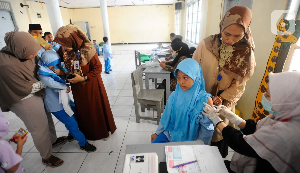 Vaksin HPV diberikan kepada siswi kelas 5 dan 6 sekolah dasar (SD) dalam program Bulan Imunisasi Anak Sekolah (BIAS). (merdeka.com/Arie Basuki)