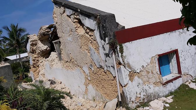 Tembok gereja Sta Maria de Mayan yang rusak setelah gempa kembar berkekuatan magnitudo 5,4 dan 5,9 di Itbayat on Pulau Batanes, Filipina (27/7/2019). Delapan orang tewas dan belasan lainnya cedera akibat gempa kembar tersebut. (AFP Photo/Dominic De Sagon Asa)