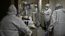 Petugas mendorong brankar pasien Covid-19 di ICU Rumah Sakit Lozenets di Sofia, Selasa (9/11/2021). Bulgaria mencatat rekor kematian harian Covid-19 pada Selasa saat negara dengan jumlah penerima vaksin paling sedikit di Uni Eropa itu menghadapi gelombang keempat pandemi. (Nikolay DOYCHINOV/AFP)