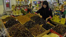 Penjual menjajakan dagangan kurmanya di salah satu kios di pasar Tanah Abang, Jakarta, Jumat (26/6/2015). Memasuki Ramadan, penjualan kurma meningkat karena buah asal Timur Tengah ini banyak dikonsumsi untuk berbuka puasa. (Liputan6.com/Johan Tallo) 