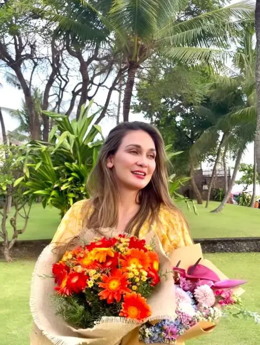 Rambut kecokelatan Luna pun dibiarkan terurai tanpa poni, ia pun tampil flawless hanya dengan lipstik cerry di hari lahirnya tersebut. Nampak ia pun mengenakan aksesori gelang. (Instagram/lunamaya)