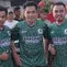 Seto Nurdiyantoro (tengah) diapit kedua adiknya Fajar Listyantoro (kanan) dan Yohanes Yuniantoro (kiri) dalam sebuah laga amal di Ceper, Kabupaten Klaten, tahun 2018. (Bola.com/Vincentius Atmaja)