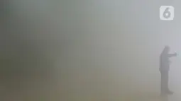 Kepulan asap putih memenuhi Gedung Nusantara III, Kompleks Parlemen, Senayan, Jakarta, Senin (24/2/2020). Sebelumnya kepulan asap terlihat sampai keluar Gedung Nusantara III. hingga membuat pegawai sempat berhamburan menyelamatkan diri ke luar ruangan. (Liputan6.com/Johan Tallo)