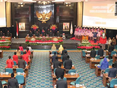 Suasana rapat istimewa antara Gubernur dan Wakil Gubernur DKI Jakarta Anies Baswedan-Sandiaga Uno dengan DPRD Provinsi DKI Jakarta, Jumat (22/6). Pada HUT ke-491, Pemprov DKI Jakarta mengangkat tema 'Adil, Maju, Bahagia'. (Liputan6.com/Immanuel Antonius)