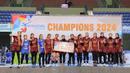 Selebrasi para pemain Kharisma Premium Bandung di atas podium dengan trofi dan hadiah uang sebagai runner-up Kejuaraan Bolavoli Nusantara Cup 2024 setelah kalah 1-3 (25-17, 18-25, 15-25 dan 24-26) dari Petrokimia Gresik pada laga final kategori putri di GOR UNY Yogyakarta, Sabtu (23/3/2024). (Dok. PBVSI)