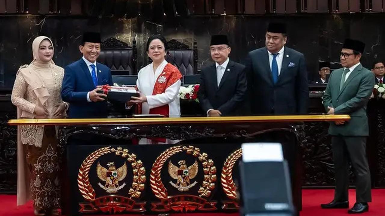 3 Potret Pinka Haprani Putri Puan Maharani Dilantik Jadi Anggota DPR RI 2024-2029, Tampil Serasi Bersama Ibu