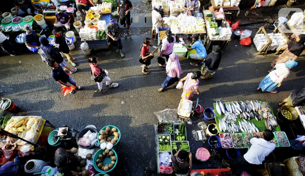 Suasana pasar ketika warga ibukota belanja kebutuhan di Pasar Kebayoran Lama, Jakarta, Rabu (22/4/2020). Harga sejumlah kebutuhan pokok pokok merangkak naik menjelang bulan Ramadan 2020 mulai dari cabe rawit, telur, daging ayam, minyak goreng, bawang hingga daging sapi. (Liputan6.com/Fery Pradolo)