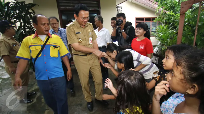 Gubernur DKI Jakarta Basuki Tjahaja Purnama atau Ahok saat mengecek banjir di kawasan Bukti Duri, Jakarta Selatan