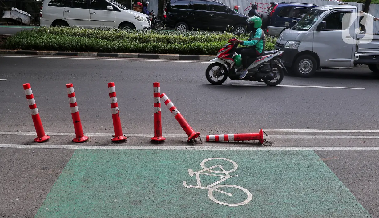 Kondisi stick cone pembatas jalur sepeda di Kawasan Jalan Penjernihan Jakarta, Sabtu (10/12/2022). Keadaan stick cone untuk pembatas jalur sepeda tersebut terlihat sudah rusak dan tidak terpasang dengan benar. (Liputan6.com/Angga Yuniar)