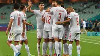 Para pemain Timnas Denmark merayakan gol kedua lewat Kasper Dolberg saat melawan Timnas Republik Ceska di perempat final Euro 2020 di Baku Olympic Stadium, Baku, Azerbaijan, Sabtu (3/7/2021). (AFP/OZAN KOSE).