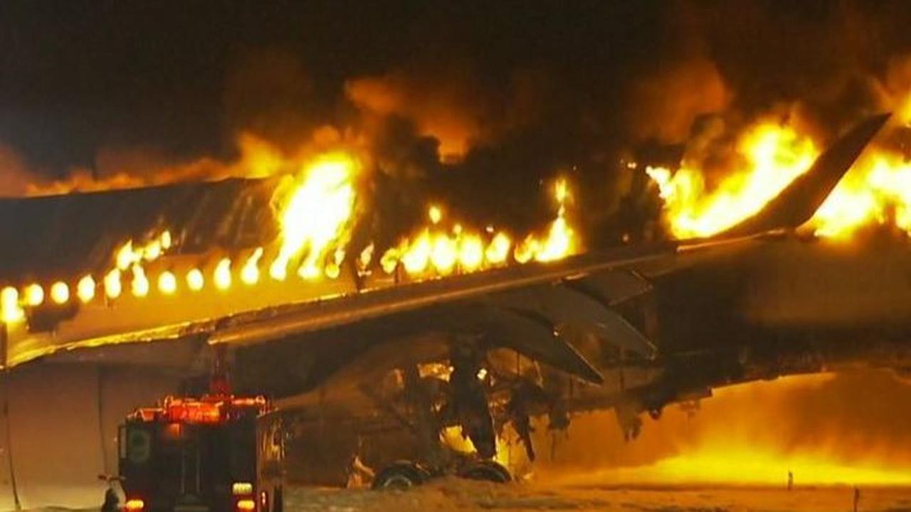Pesawat Japan Airlines nomor penerbangan 516 itu berangkat dari bandara New Chitose di Sapporo pada pukul 16.00 waktu setempat dan dijadwalkan tiba di Haneda pada pukul 17.40.