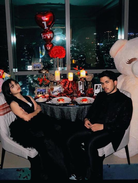 Fuji dan Thariq Halilintar tengah melakukan makan malam romantis di sebuah restoran. Keduanya tampil dengan gaya yang tak biasa. (Foto: Instagram/@fuji_an)