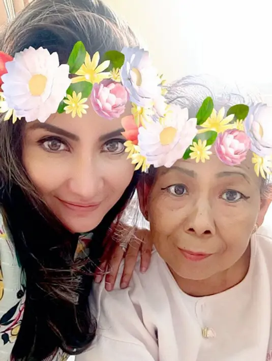 Kondisi sang ibu memang kian lama semakin menurun. Pengobatan terus dijalaninya sampai ajal menjemput. Dalam foto ini Natalie menuliskan bahwa mamanya sedang melakukan transfusi darah. (Instagram/natalie_sarahs)
