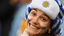 Senyum suporter Uruguay sebelum pertandingan antara Mesir dan Uruguay dalam Piala Dunia 2018 di Ekaterinburg Arena, Ekaterinburg, Rusia, Jumat (15/6). (Jorge Guerrero/AFP)
