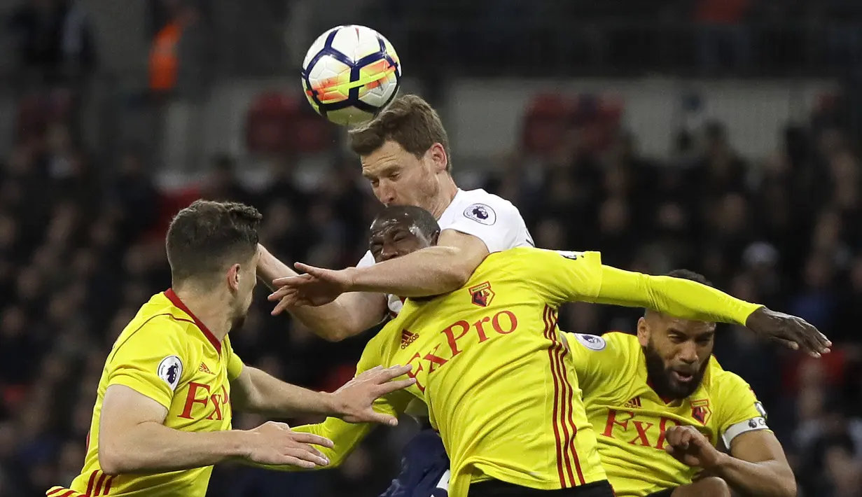 Pemain Tottenham, Jan Vertonghen mencoba menyundul bola dari kejaran pemain Watford pada lanjutan Premier League di Wembley stadium, London, (30/4/2018). Tottenham menang 2-0. (AP/Kirsty Wigglesworth)