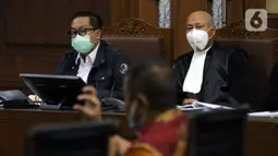 Terdakwa kasus dugaan suap penghapusan red notice atas nama Djoko S Tjandra, Brigjen (Pol) Prasetijo Utomo (kiri) saat menjalani sidang lanjutan di Pengadilan Tipikor Jakarta, Senin (7/12/2020). Sidang menyimak keterangan saksi-saksi. (Liputan6.comHelmi Fithriansyah)