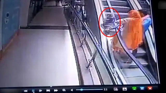 Cerobohnya orangtua melakukan selfie, balita jadi korban.