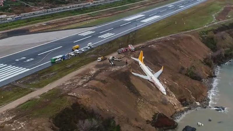 Pesawat Boeing 737 maskapai Pegasus Airlines nyaris terperosok ke jurang tepi Laut Hitam di Trabzon, Turki (13/1/2018) (AFP)