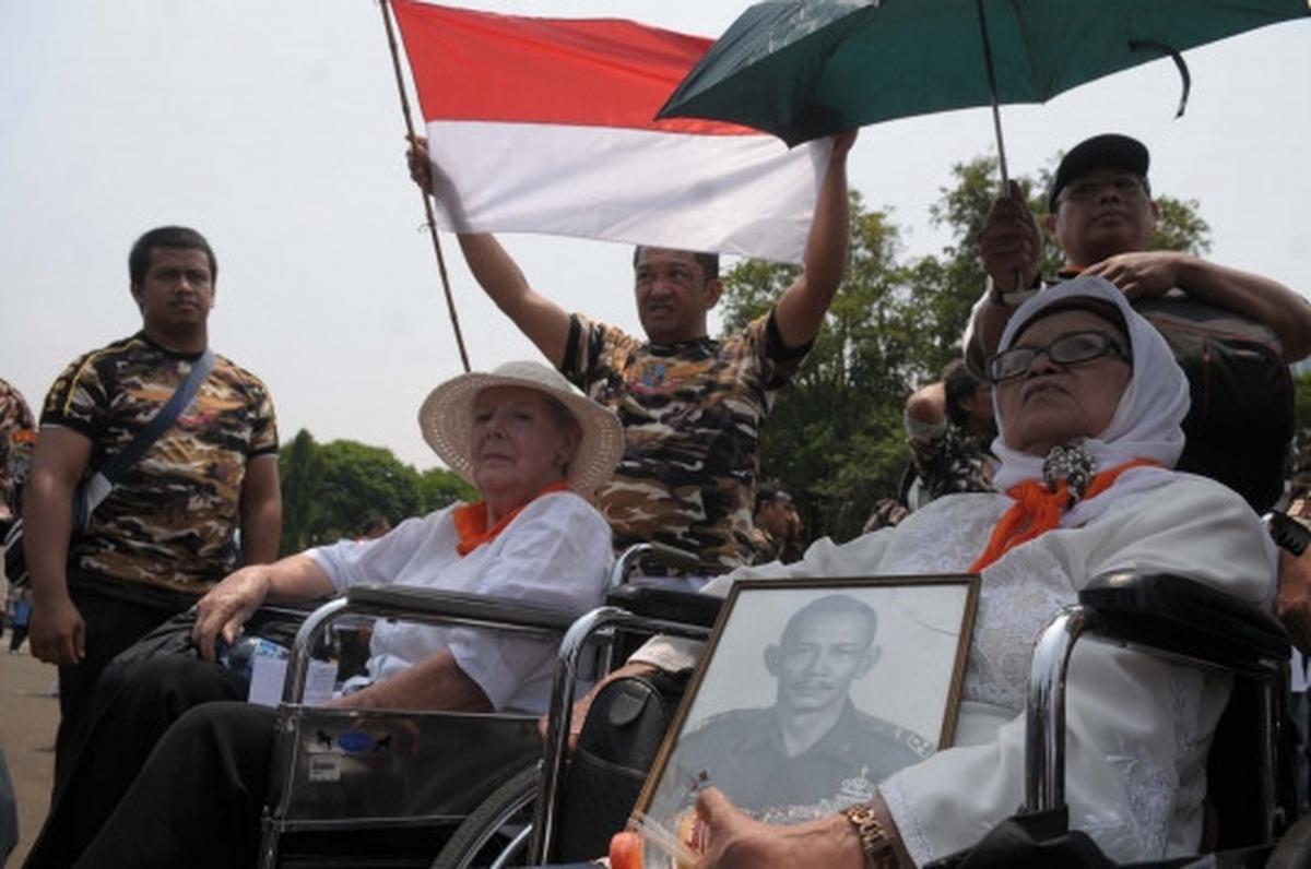Pakai kursi roda, para veteran demo tolak RPP rumah negara