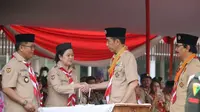 Menteri Koordinator Bidang Pembangunan Manusia dan Kebudayaan (Menko PMK) Puan Maharani mendampingi Presiden Joko Widodo menghadiri upacara peringatan Hari Pramuka ke-57 di Upacara Gajahmada Taman Rekreasi Wiladatika Cibubur, Jakarta Timur.