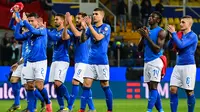Para pemain Italia memberikan aplaus kepada suporter usai mengalahkan Liechtenstein pada laga Kualifikasi Piala Eropa 2020 di Stadion Ennio-Tardini, Selasa (26/3). Italia menang 6-0 atas Liechtenstein. (AFP/Miguel Medina)