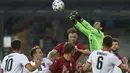 Kiper Albania, Gentian Selmani (atas) meninju bola dari ancaman pemain Republik Ceska dalam laga uji coba menjelang Euro 2020 di Praha, Republik Ceska, Selasa (8/6/2021). Albania kalah 1-3 dari Republik Ceska. (AFP/Michal Cizek)