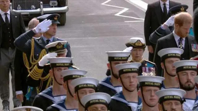 Pangeran Harry tak mengenakan seragam militer dalam prosesi pengiringan peti mati Ratu Elizabeth II menuju Wellington Arch. (Dok Live BBC)