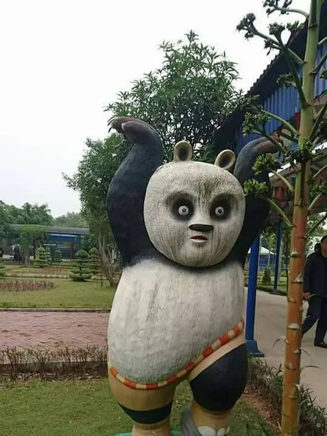 Patung Superhero di Taman