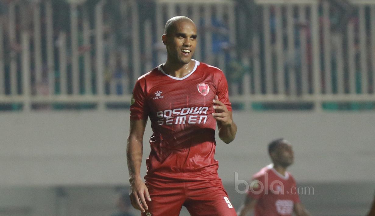Reinaldo Elias da Costa saat ini menjadi salah satu penyerang tersebur di Liga 1 2017 dan merupakan ancaman yang patut di jaga para pemain Persib Bandung. (Bola.com/Nicklas Hanoatubun)