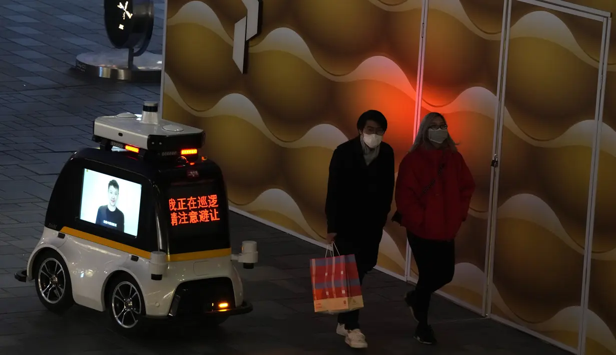 <p>Robot otonom polisi berpatroli di area mal di Beijing, Rabu (28/12/2022). China mengatakan akan melanjutkan penerbitan paspor untuk pariwisata dalam langkah besar lainnya dari kontrol anti-virus yang mengisolasi negara itu selama hampir tiga tahun, menyiapkan potensi banjir orang China yang pergi ke luar negeri untuk liburan Tahun Baru Imlek bulan depan. (AP Photo/Ng Han Guan)</p>