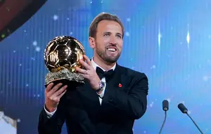 Senyum Harry Kane Usai Genggam Trofi Ballon d&rsquo;Or 2026