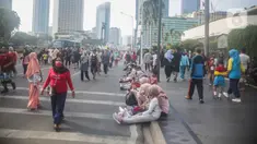 Warga berolahraga saat car free day (CFD) di kawasan Bundaran HI, Jakarta, Minggu (17/11/2019). Usai ditertibkan, tak terlihat satu pun PKL yang berjualan di lokasi tersebut. (Liputan6.com/Faizal Fanani)