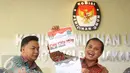 Ketua KPUD DKI Jakarta Sumarno menunjukkan surat suara pemilihan gubernur dan wakil gubernur DKI Jakarta, Rabu (11/1).  Tema debat pertama para pasangan Cagub dan Cawagub DKI yaitu Pembangunan Sosial Ekonomi untuk Jakarta (Liputan6.com/Immanuel Antonius)
