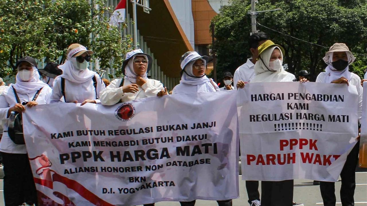 FOTO: Ribuan Honorer Non-Database Geruduk Monas, Tuntut Kepastian Status dan Perlindungan Kerja