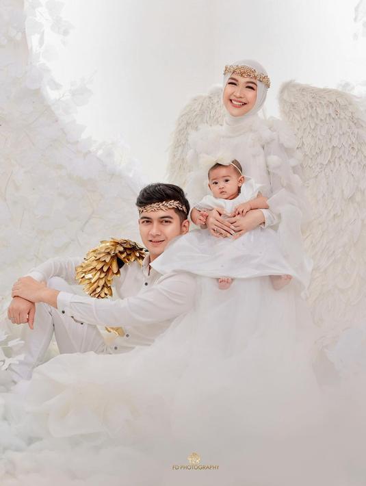 Ria Ricis dan Teuku Ryan jadi Goddess Family ala Yunani di foto keluarga terbaru [@fdphotography90]