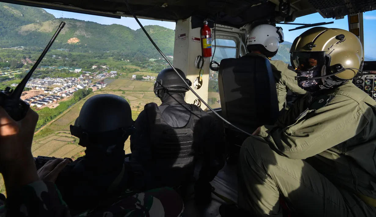 Prajurit TNI Batalyon Raider 112/Dharma Jaya melihat keluar dari helikopter ketika berpartisipasi pada latihan penanggulangan anti teror di Banda Aceh, Sabtu (11/5/2019). Latihan ini untuk meningkatkan kemampuan dalam melaksanakan tugas operasi yang bersifat khusus. (CHAIDEER MAHYUDDIN/AFP)