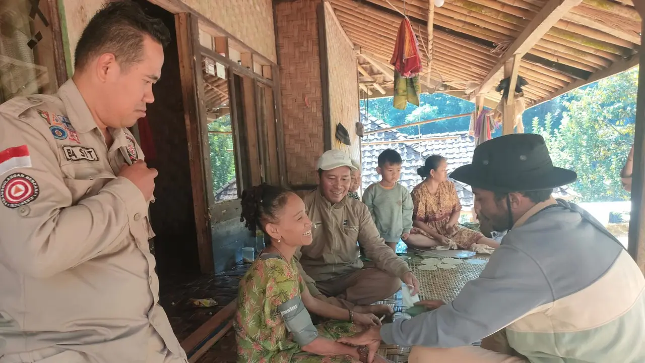 Bibi penyiram air panas ke keponakan diamankan petugas BPBD Kabupaten Sukabumi. (Liputan6.com/Istimewa).