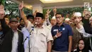 Pasangan capres-cawapres nomor urut 02 Prabowo Subianto (tangah) dan Sandiaga Uno (kanan) saat memberi keterangan kepada awak media di Rumah Kertanegara, Jakarta, Kamis (18/4). Prabowo mengklaim menang Pilpres 2019 dengan perolehan suara 62 persen. (Liputan6.com/JohanTallo)