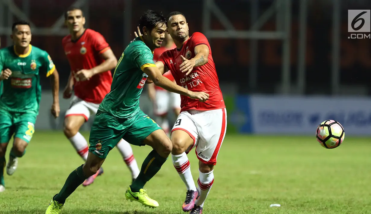 Gelandang Persija, Luiz Carlos Jr (kanan) berebut bola dengan pemain Sriwijaya FC, Ichsan Kurniawan saat lanjutan Liga 1 Indonesia di Stadion Wibawa Mukti, Cikarang Kab Bekasi, Jumat (16/6). Persija unggul 1-0. (Liputan6.com/Helmi Fithriansyah)