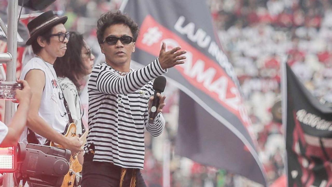 Penampilan grup band Slank saat memeriahkan ‘Hajatan Rakyat #3 Konser Salam Metal’ di Gelora Bung Karno (GBK), Senayan, Jakarta, Sabtu (3/2/2024). <br>(Foto: Liputan6.com / Angga Yuniar)