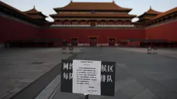 Sebuah tanda mengumumkan penutupan Forbidden City atau Kota Terlarang terlihat di Beijing pada Selasa (4/2/2020). Mencegah korban virus corona bertambah, China menutup  banyak destinasi wisata termasuk Kota Terlarang yang ditutup untuk kunjungan wisatawan sejak 24 Januari 2020 lalu. (GREG BAKER/AFP)