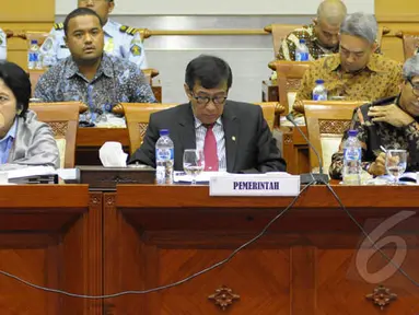 Menkumham Yasonna Laoly (tengah) bersama Wakil Menlu Abdurrahman Mohammad Fachir (kanan) mengikuti rapat kerja bersama Komisi I DPR di Kompleks Parlemen Senayan, Jakarta, Senin (2/2/2015). (Liputan6.com/Andrian M Tunay)