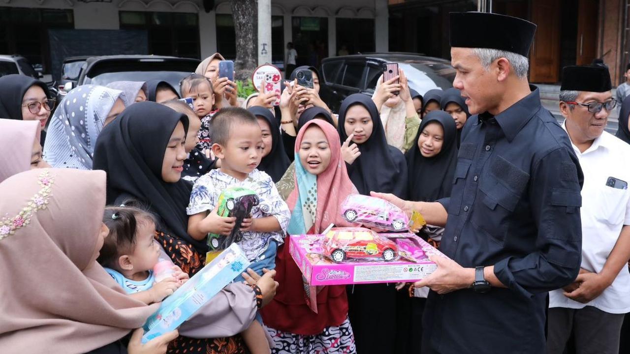 Bakal calon presiden Ganjar Pranowo sowan ke Pondok Pesantren (Ponpes) Al Munawwir, Krapyak Kulon, Bantul, Senin (28/8).&nbsp;