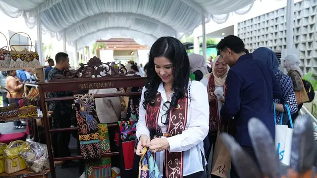 OOTD Kece Annisa Pohan Kunjungan Kerja ke Kalimantan Timur, Kenakan Wastra dengan Kacamata Rp8jutaan dan Dompet Belt Hermes