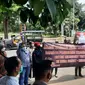 Warga menggelar demo di depan Kejari Tuban. (Ahmad Adirin/Liputan6.com)