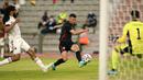 Striker Kroasia, Ivan Perisic (tengah) melepaskan tendangan ke gawang Belgia dalam laga uji coba menjelang berlangsungnya Euro 2020 di King Baudouin Stadium, Brussels, Minggu (6/6/2021). Kroasia kalah 0-1 dari Belgia. (AP/Francisco Seco)