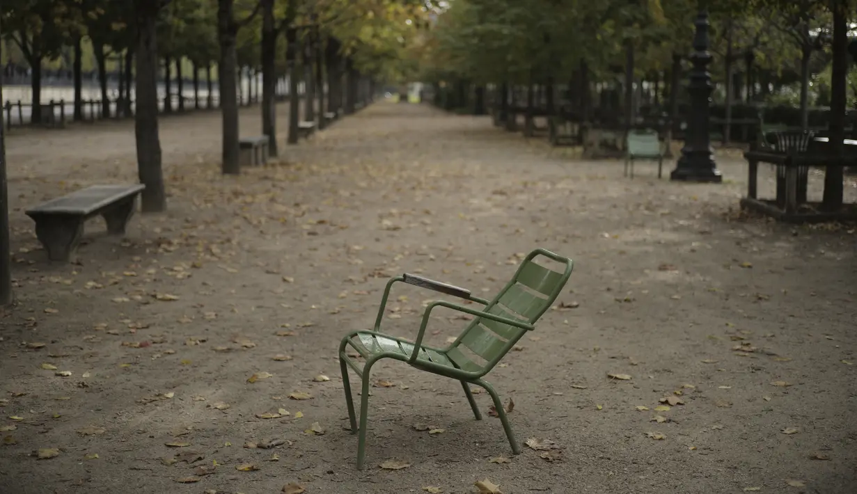 Kursi kosong terlihat di taman Tuileries di Paris (14/10/2020). Presiden Prancis Emmanuel Macron memberikan wawancara televisi nasional Rabu malam untuk berbicara tentang virus, yang pertama dalam beberapa bulan. (AP Photo/Lewis Joly)