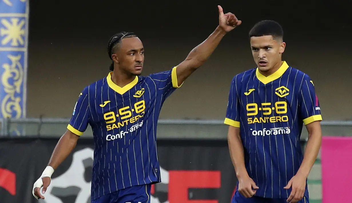 Striker baru Hellas Verona, Dailon Rocha Livramento langsung mencetak gol pada pekan pertama Serie A 2024/2025 saat timnya menang 3-0 atas tamunya Napoli (18/8/2024). Pemain asal Cape Verde berusia 23 tahun ini didatangkan dari klub Divisi 2 Liga Belanda, MVV Maastricht dengan mahar hanya senilai 600 ribu euro. (LaPresse via AP Photo/Paola Garbuioi)